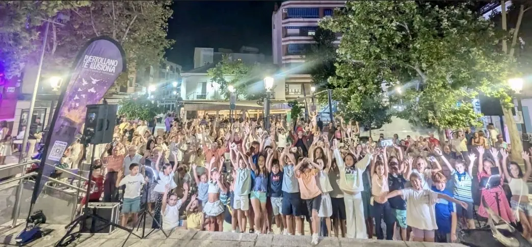 Pablo Romón durante su espectáculo de magia en la plaza del Ayuntamiento de Puertollano