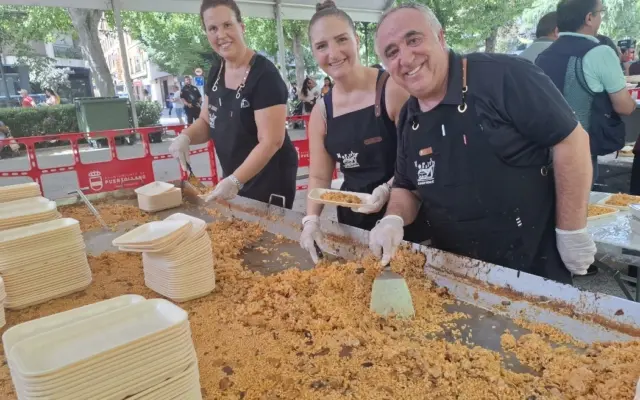 Vecinos hacen cola para degustar arroz con secreto y setas en el baile del vermú de las fiestas de Puertollano