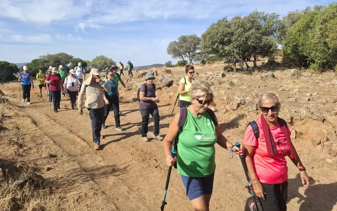 Grupo de senderistas recorriendo el Valle de Alcudia en el entorno de Alamillo