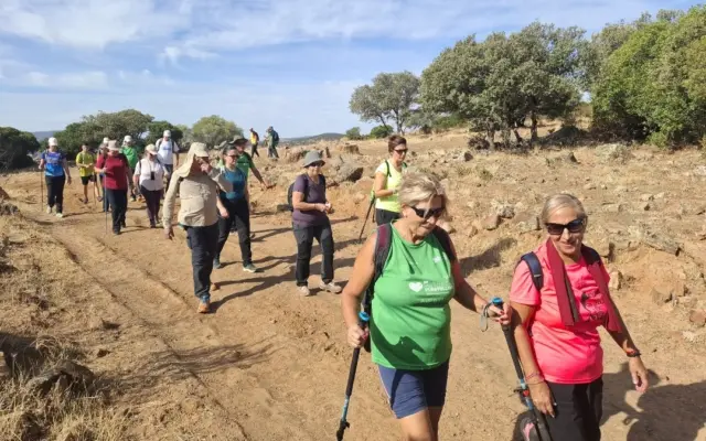 Grupo de senderistas recorriendo el Valle de Alcudia en el entorno de Alamillo