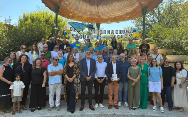 Participantes de distintos colectivos de personas sordas reunidos en Puertollano con motivo del Día Internacional de las Lenguas de Signos