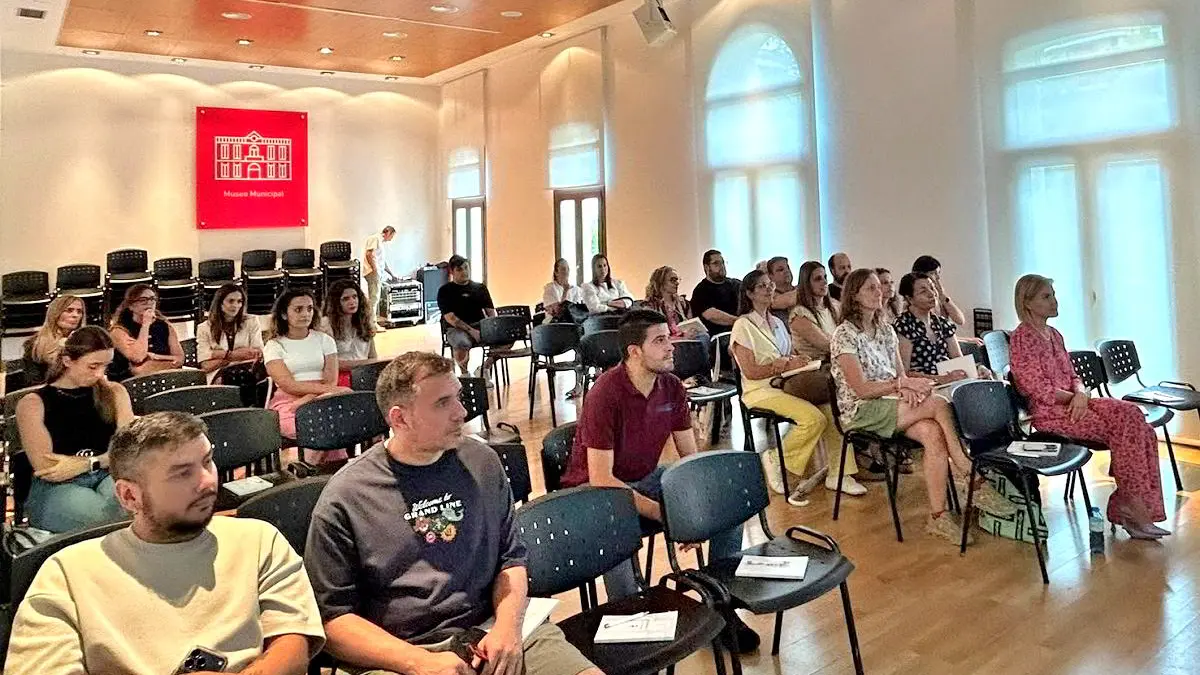 Participantes en el curso de TikTok de la concejalía de empleo de Puertollano