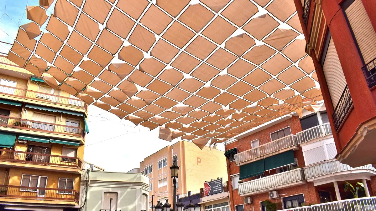 Toldos instalados en una calle peatonal del centro de Puertollano