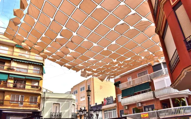 Toldos instalados en una calle peatonal del centro de Puertollano