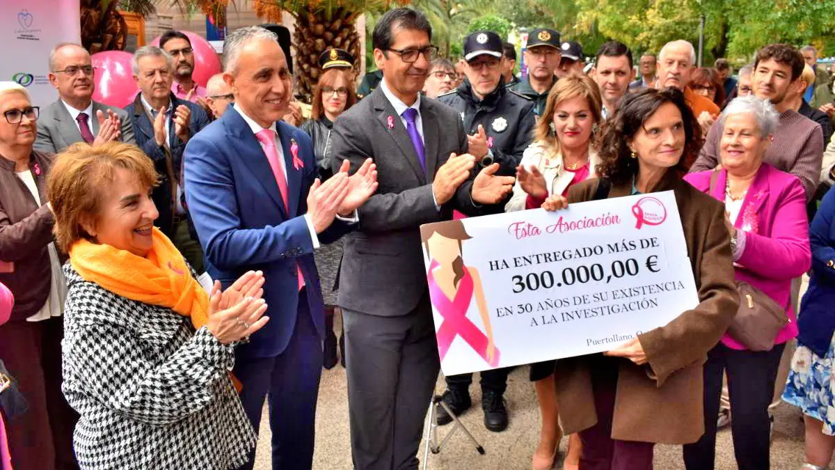Entrega del cheque de la asociación Santa Águeda a Geicam en el Día Internacional del Cáncer de Mama en Puertollano