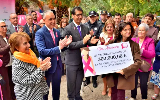 Entrega del cheque de la asociación Santa Águeda a Geicam en el Día Internacional del Cáncer de Mama en Puertollano