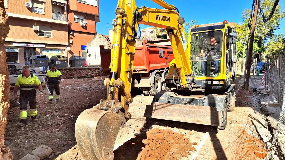 Excavadora trabajando en el solar del nuevo aparcamiento disuasorio de la calle Cuadro, en Puertollano