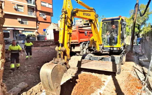 Excavadora trabajando en el solar del nuevo aparcamiento disuasorio de la calle Cuadro, en Puertollano