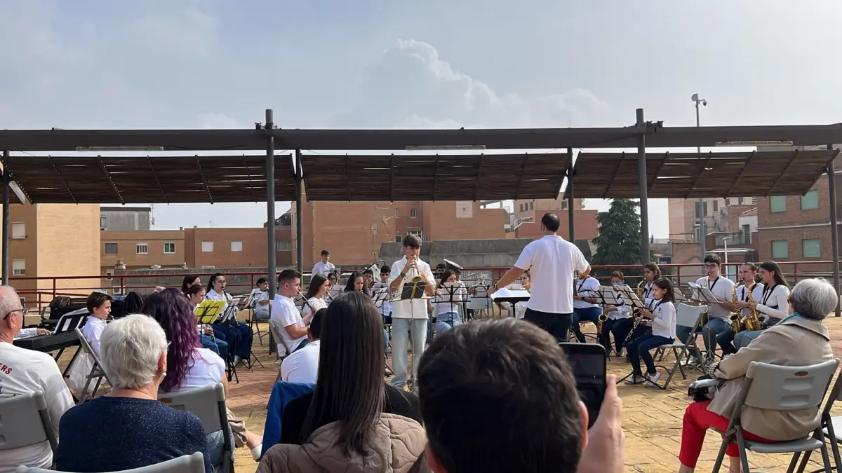 Integrantes de la Banda Joven de Puertollano tocando en la Plaza Pepe Noja