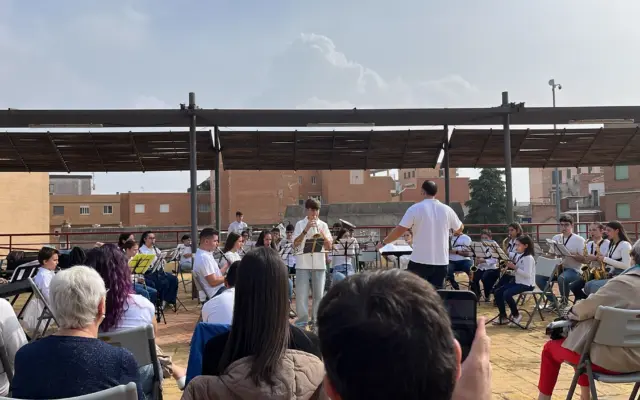 Integrantes de la Banda Joven de Puertollano tocando en la Plaza Pepe Noja