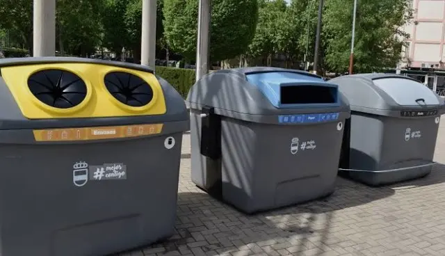 Contenedores del servicio municipal de recogida de basura en Puertollano