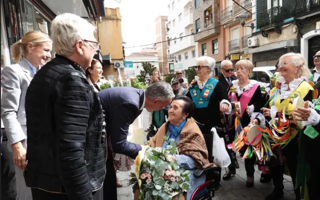 La Tuna Arco Iris homenajea a Benita León en su 100 cumpleaños en la calle Aduana