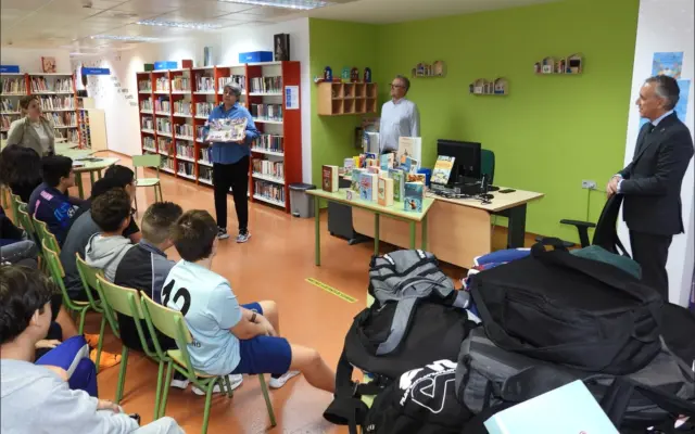 Estudiantes de institutos de Puertollano durante una visita a la Biblioteca Municipal