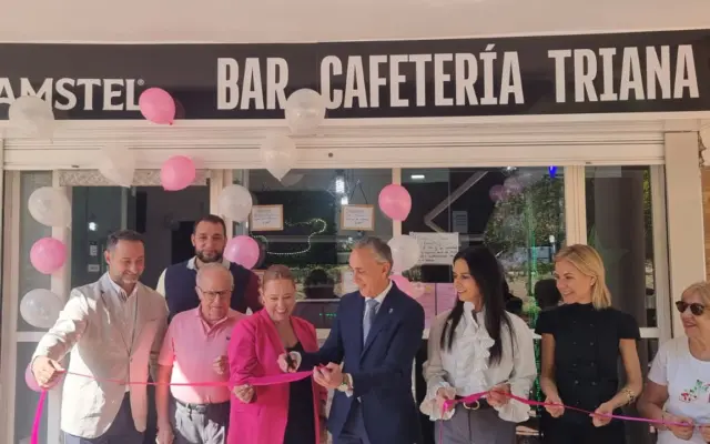 El alcalde de Puertollano junto a la familia promotora en la apertura de Bar Cafetería Triana, en Fraternidad