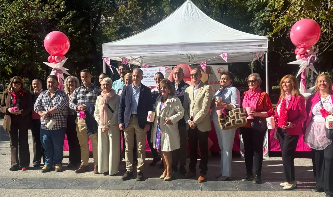 Representantes del Ayuntamiento de Puertollano entregan un cheque a la Asociación Santa Águeda