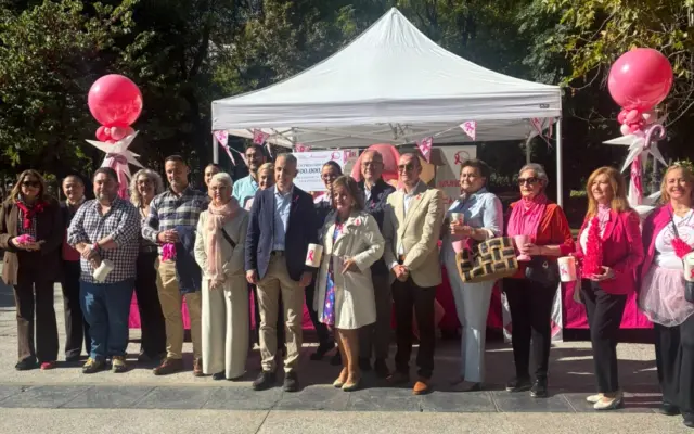 Representantes del Ayuntamiento de Puertollano entregan un cheque a la Asociación Santa Águeda