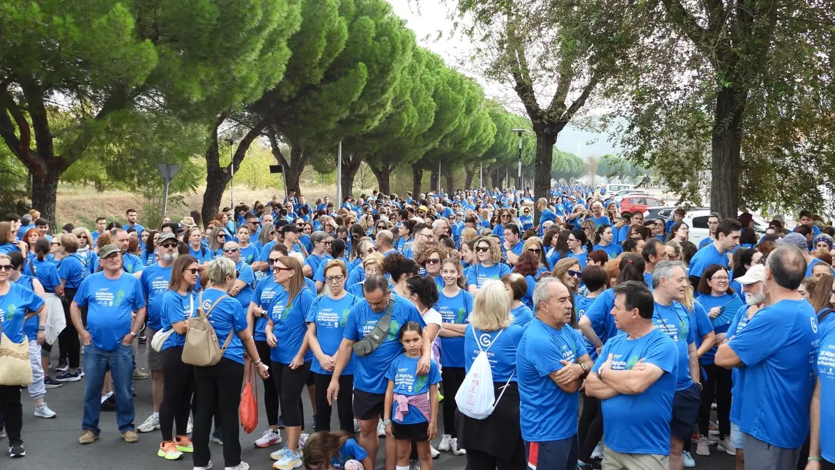 Participantes recorriendo las calles de Puertollano durante la VI Marcha Contra el Cáncer organizada por la AECC