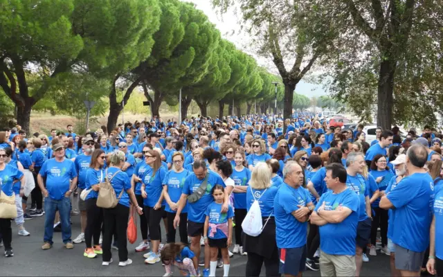 Participantes recorriendo las calles de Puertollano durante la VI Marcha Contra el Cáncer organizada por la AECC