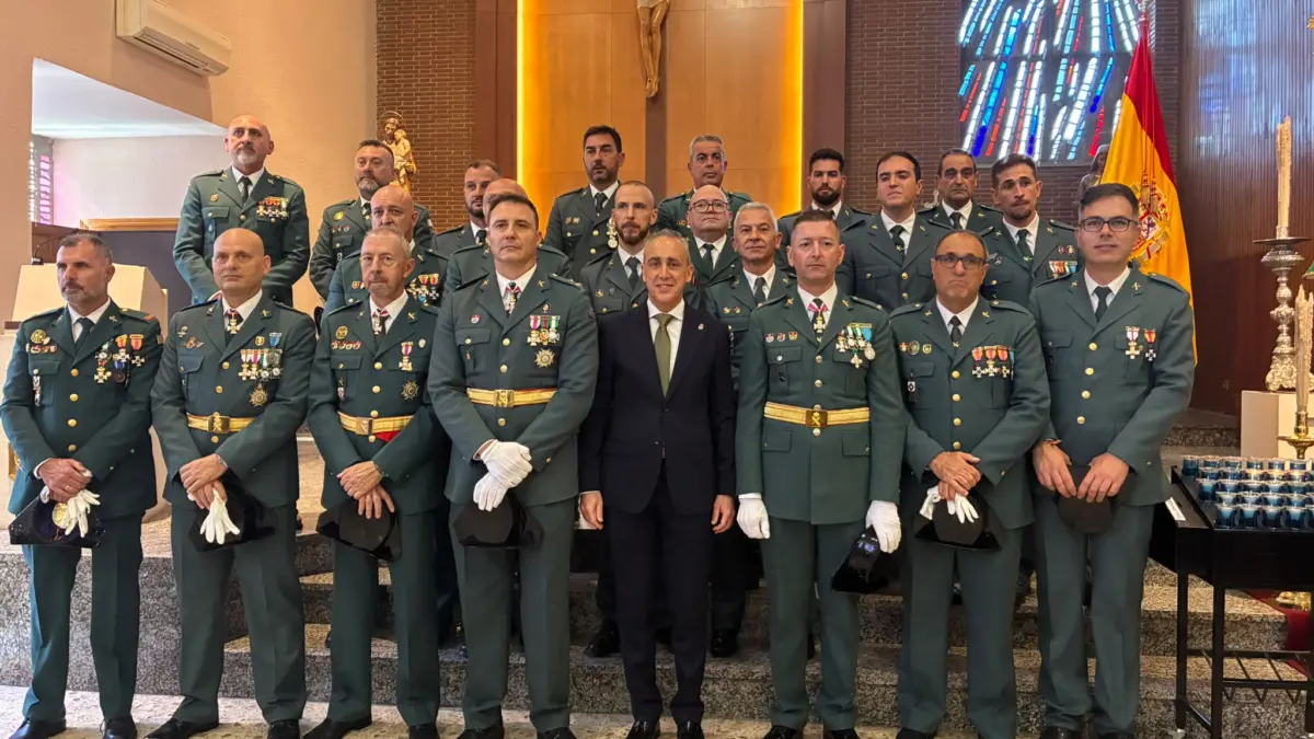 El alcalde de Puertollano junto a miembros de la Guardia Civil en el acto de la festividad de la Virgen del Pilar