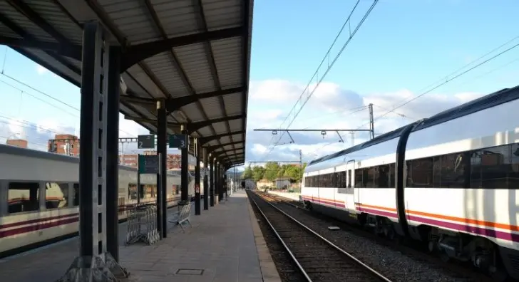 Vías del tren en la línea ferroviaria Puertollano-Mérida