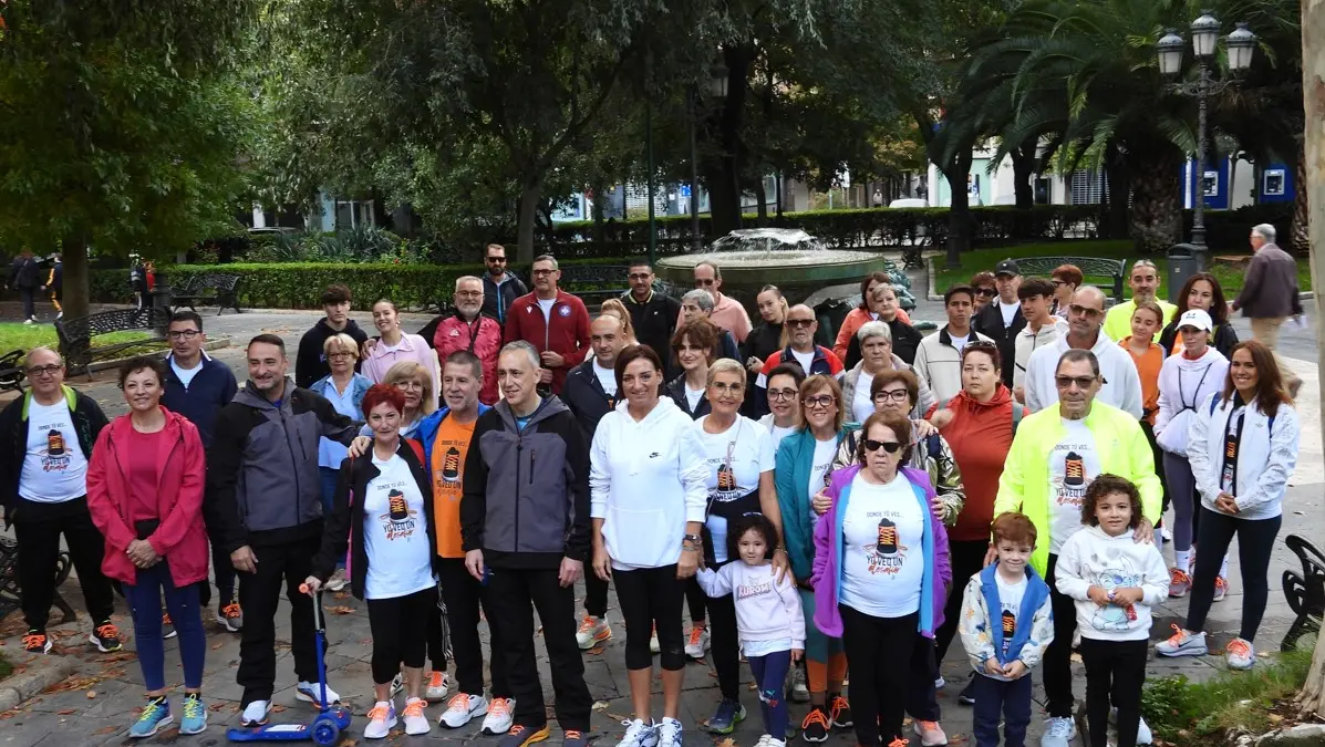 Participantes de la V Marcha Popular por la Espondilitis caminando por una calle de Puertollano