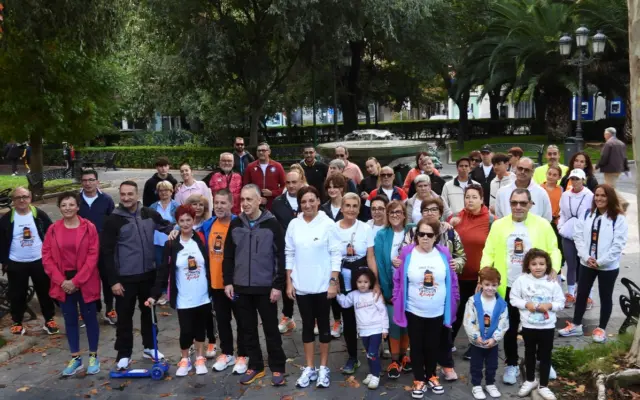 Participantes de la V Marcha Popular por la Espondilitis caminando por una calle de Puertollano