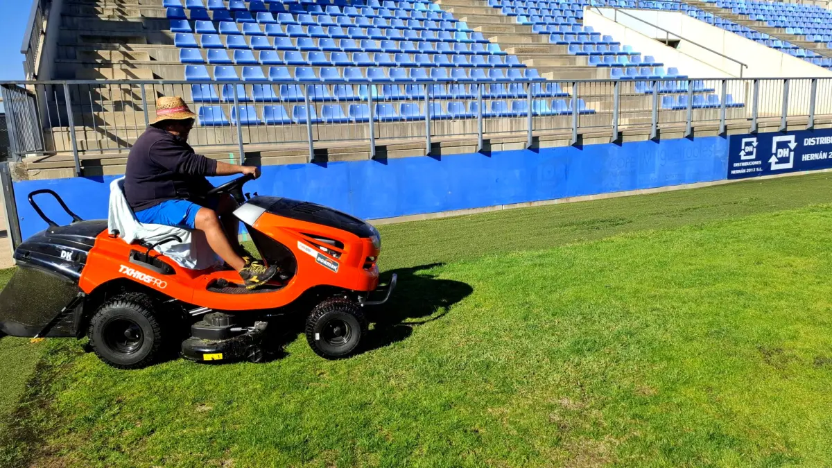Césped de una instalación deportiva municipal de Puertollano