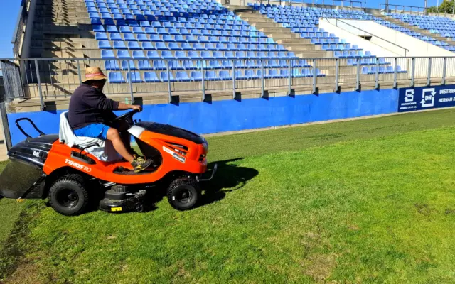 Césped de una instalación deportiva municipal de Puertollano