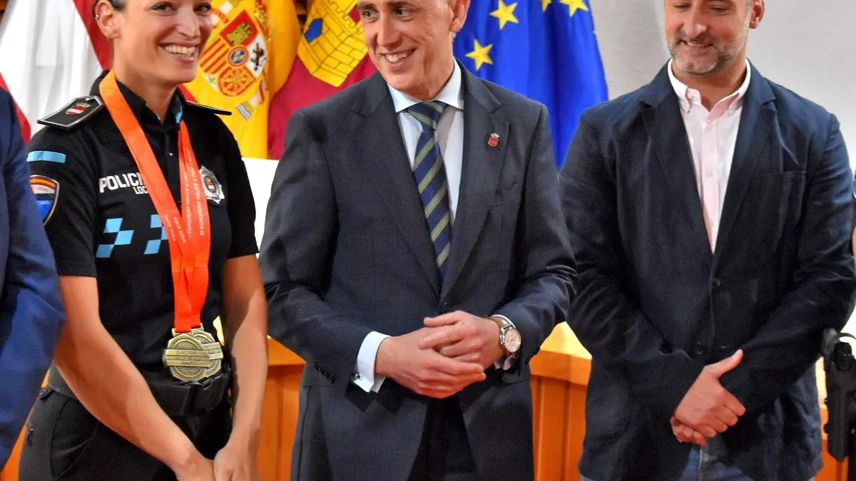 El alcalde de Puertollano junto a la policía local y atleta Fátima Hernández Sánchez tras su doble medalla de oro