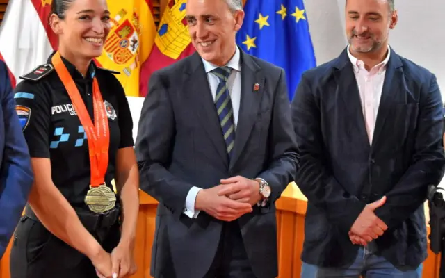 El alcalde de Puertollano junto a la policía local y atleta Fátima Hernández Sánchez tras su doble medalla de oro