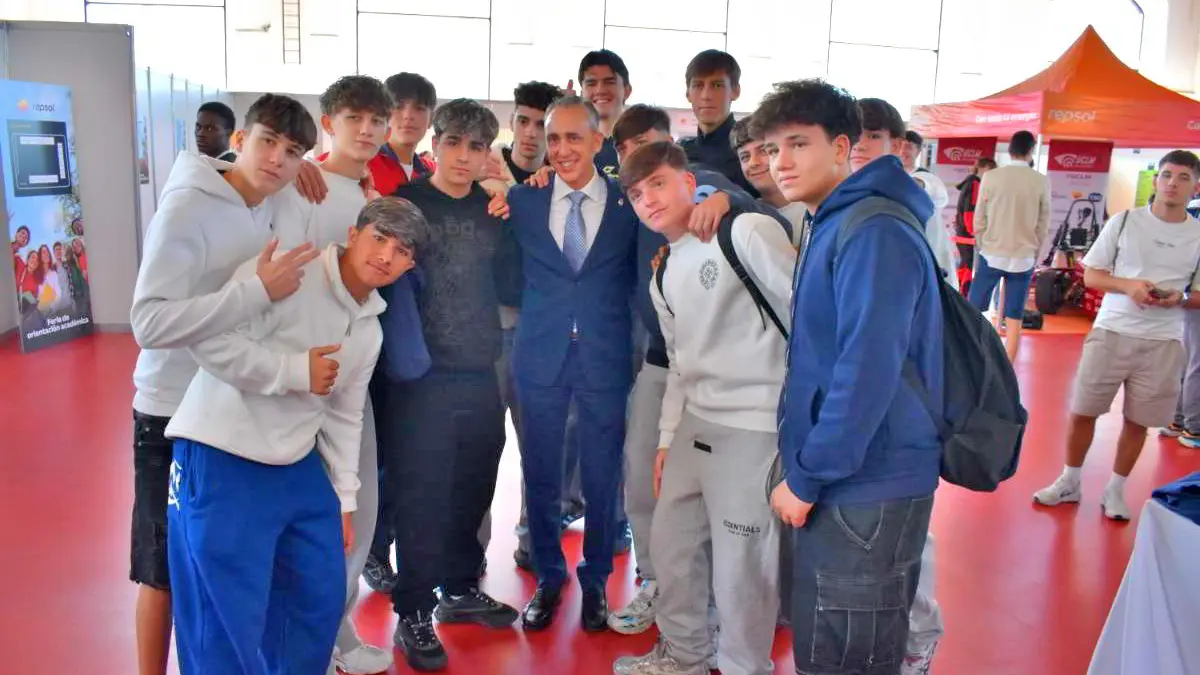 Estudiantes en la Feria de Orientación Académica de Repsol en Puertollano