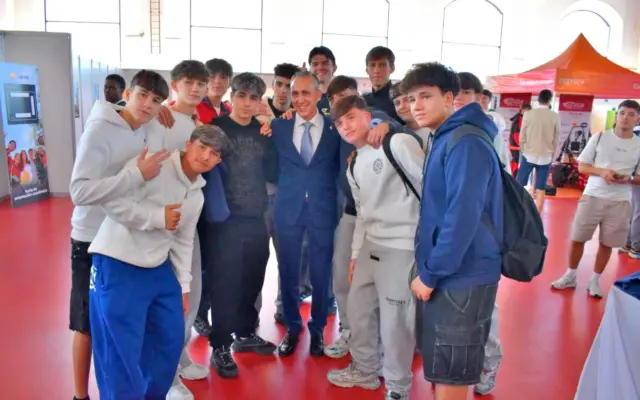 Estudiantes en la Feria de Orientación Académica de Repsol en Puertollano