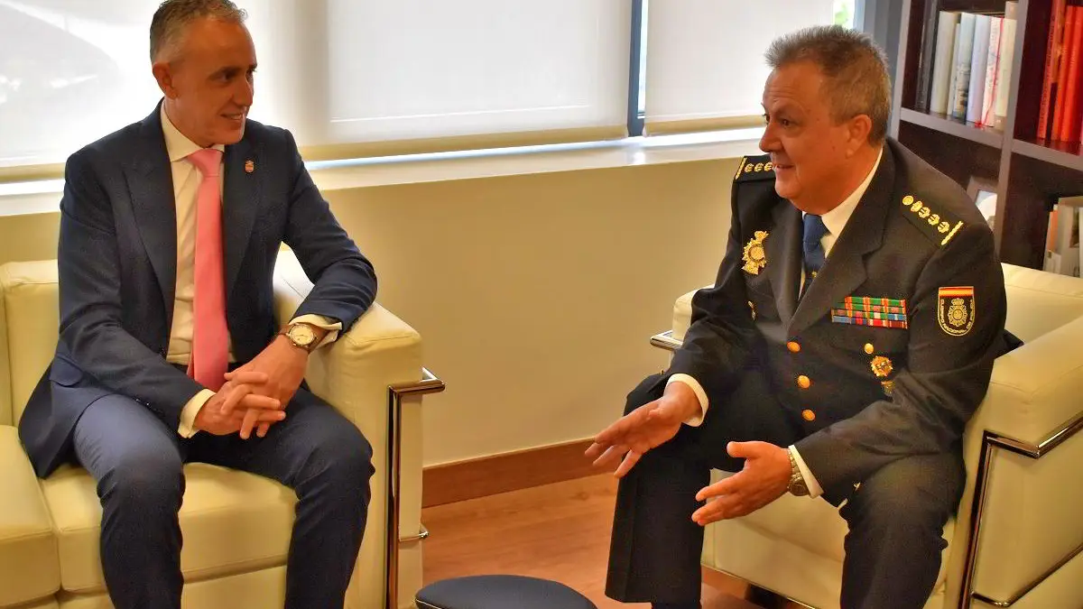 El alcalde de Puertollano, Miguel Ángel Ruiz, junto al nuevo Jefe Superior de Policía Nacional en Castilla-La Mancha, José Alberto Camacho