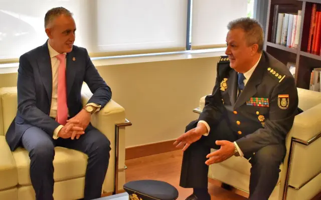 El alcalde de Puertollano, Miguel Ángel Ruiz, junto al nuevo Jefe Superior de Policía Nacional en Castilla-La Mancha, José Alberto Camacho
