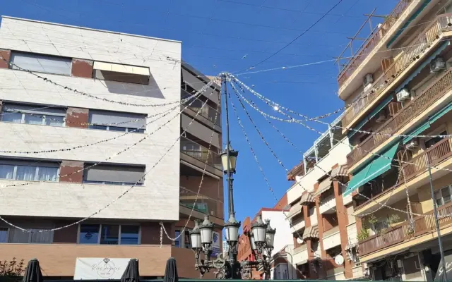 Instalación del alumbrado navideño en una calle de Puertollano