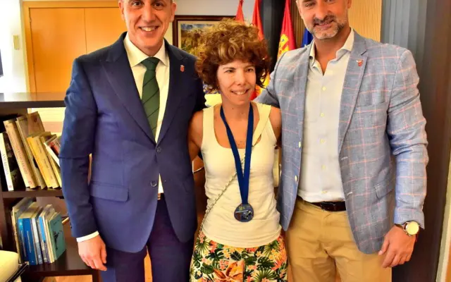 María Coronel junto al alcalde de Puertollano y el concejal de deportes tras su medalla de bronce en el mundial de blind tennis