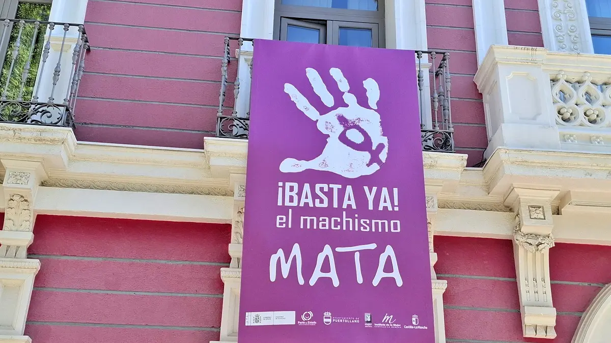 Pancarta de condena contra la violencia de género en Puertollano