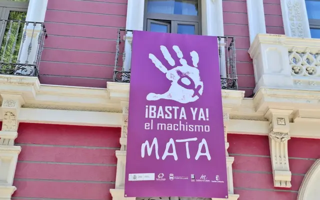Pancarta de condena contra la violencia de género en Puertollano