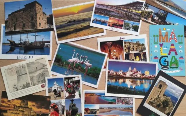 Mural con postales de verano enviadas por lectores a la Biblioteca Municipal de Puertollano
