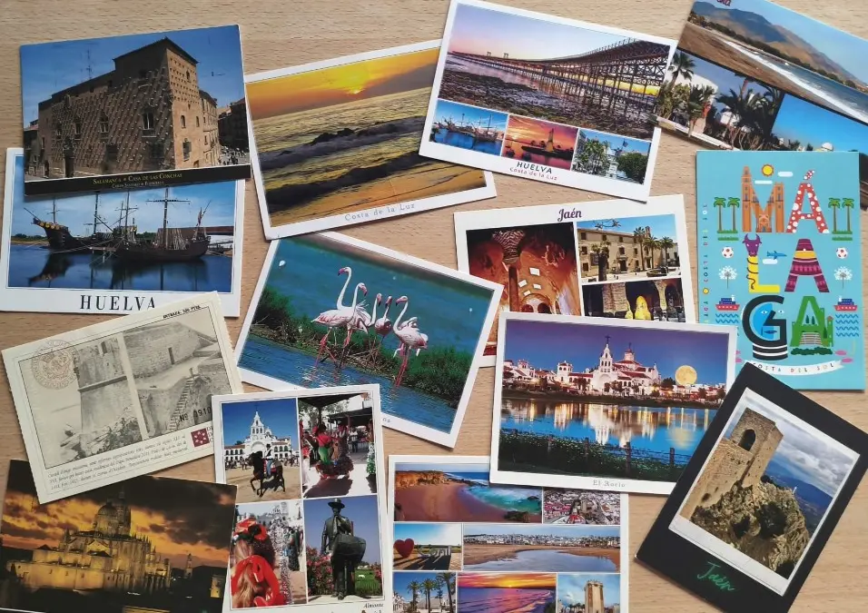 Mural con postales de verano enviadas por lectores a la Biblioteca Municipal de Puertollano