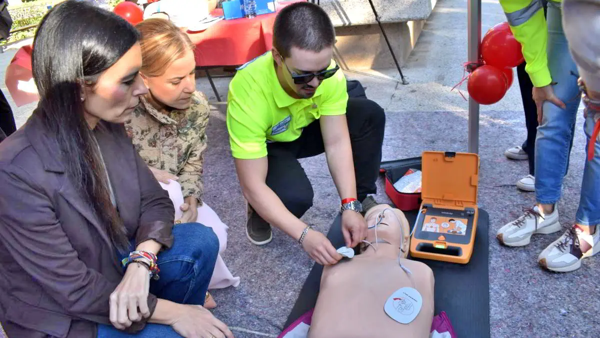 Talleres de reanimación cardiopulmonar y uso del desfibrilador en el Paseo de San Gregorio de Puertollano