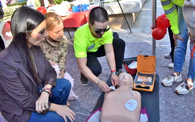 Talleres de reanimación cardiopulmonar y uso del desfibrilador en el Paseo de San Gregorio de Puertollano