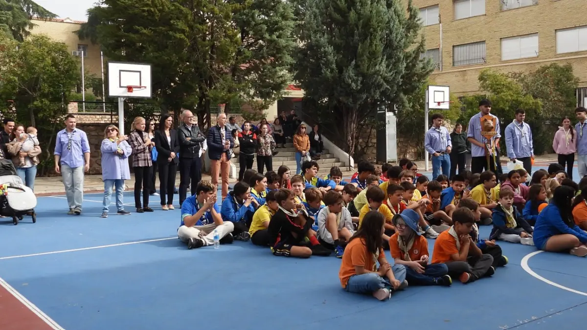 Jóvenes y responsables del Grupo Scout Católico San Juan Bosco de Puertollano durante el acto de inicio de curso