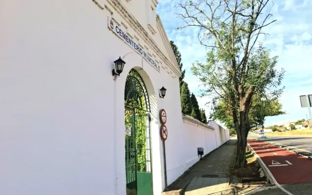 Entrada del Cementerio Municipal de Puertollano, en la carretera del Complejo Industrial
