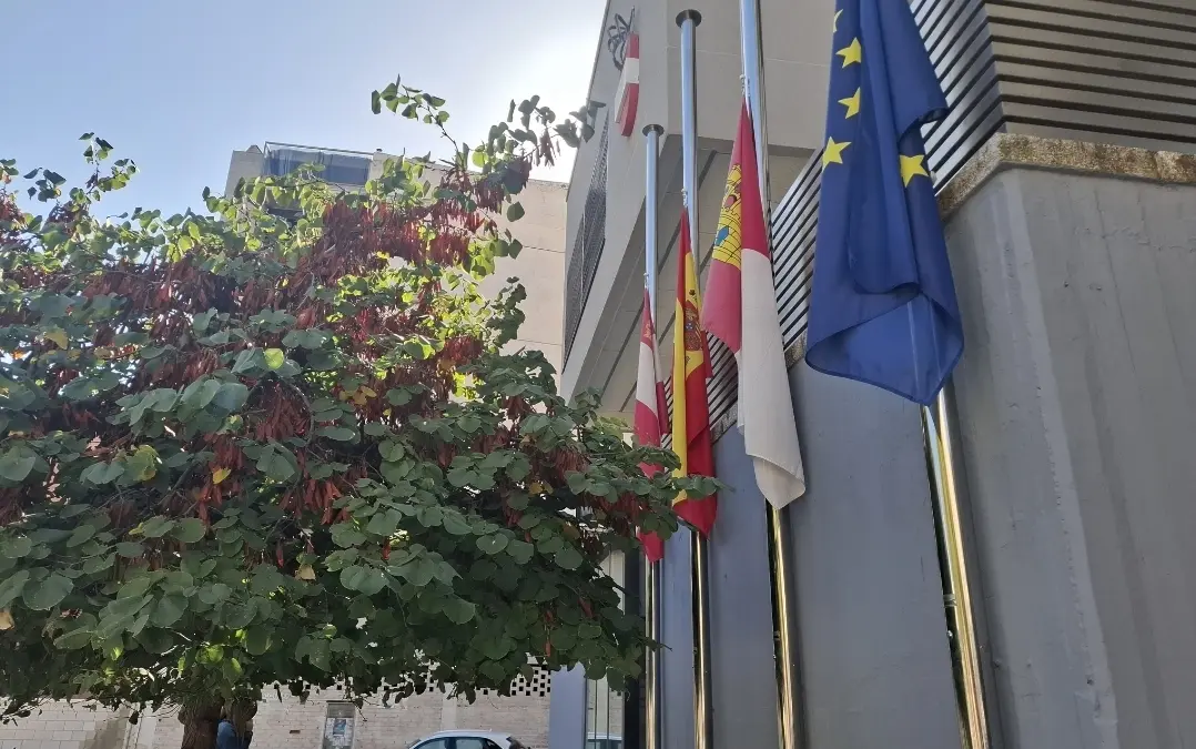 Banderas a media asta en el Ayuntamiento de Puertollano en señal de duelo