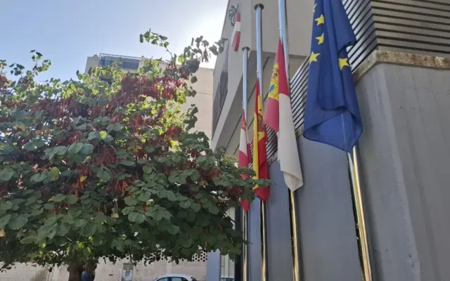 Banderas a media asta en el Ayuntamiento de Puertollano en señal de duelo