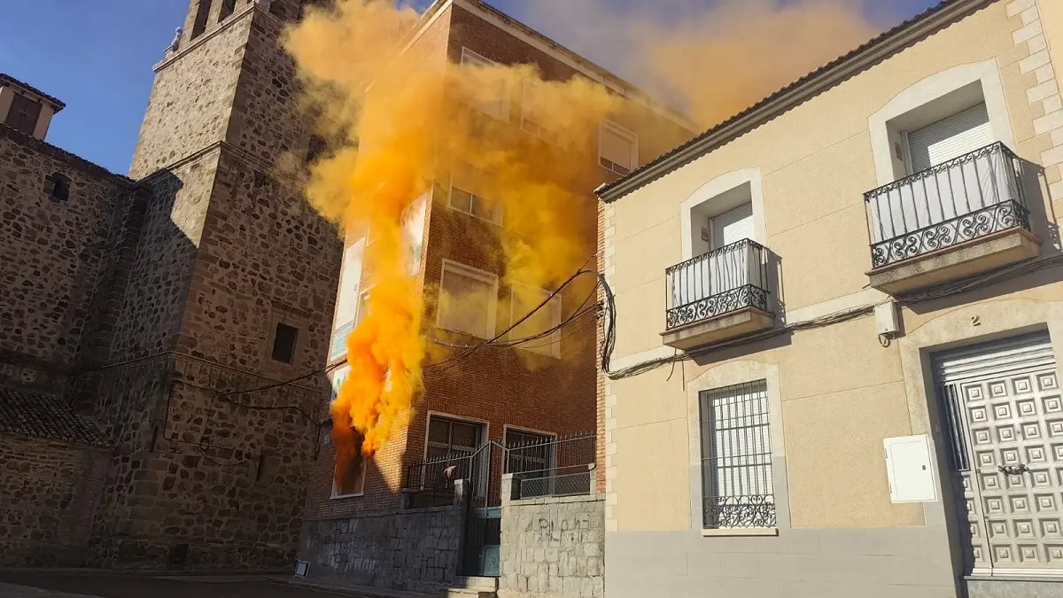 Alumnado y profesorado del colegio María Inmaculada durante el simulacro de evacuación con Protección Civil