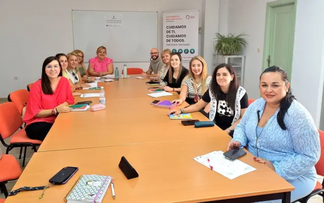 Representantes del equipo de Inclusion Social y de entidades del tercer sector reunidos en Puertollano