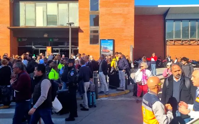 Autobuses organizados por el Ayuntamiento de Puertollano para trasladar a los viajeros afectados por el accidente ferroviario cerca de Urda hasta Andalucía y Madrid