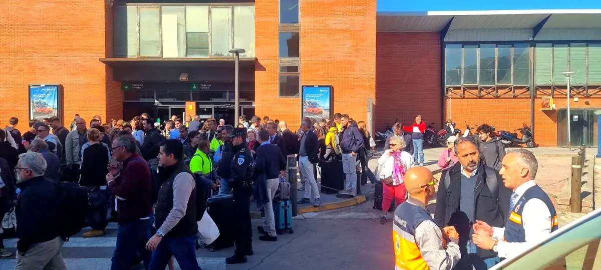 Autobuses organizados por el Ayuntamiento de Puertollano para trasladar a los viajeros afectados por el accidente ferroviario cerca de Urda hasta Andalucía y Madrid